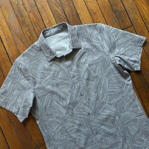Lululemon Airing Easy Shirt Men Medium Grey Abstract Pattern Performance Golf‎